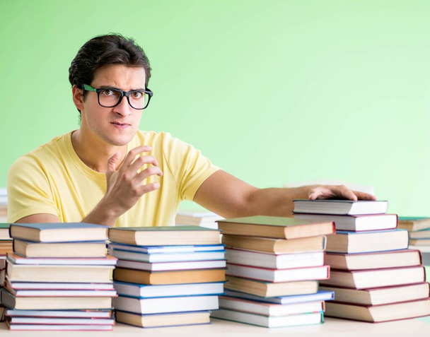 Студент із занадто великою кількістю книг, які слід прочитати перед іспитом
 - Фото, зображення