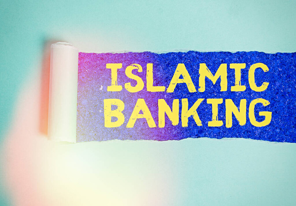Znak tekstowy pokazujący islamską bankowość. Fotografia konceptualna System bankowy oparty na zasadach prawa islamskiego. - Zdjęcie, obraz