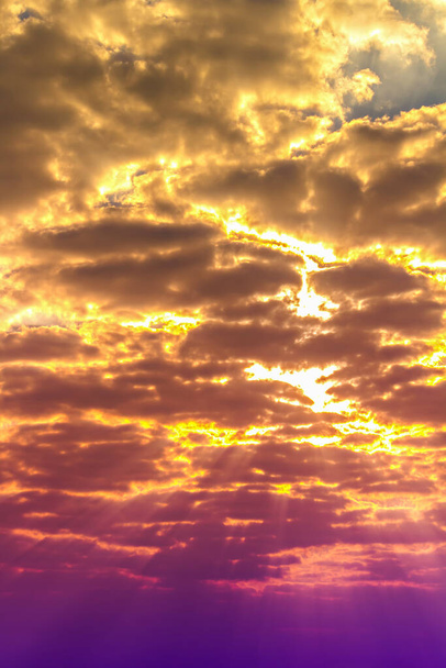Luce multicolore in cielo, arancione e giallo con luce di colore rosa porpora in cielo e nuvole
 - Foto, immagini