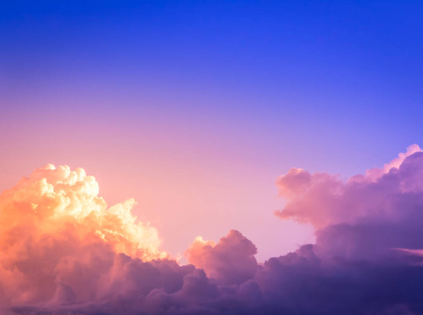 luz naranja en las nubes púrpura en el cielo azul profundo
 - Foto, imagen