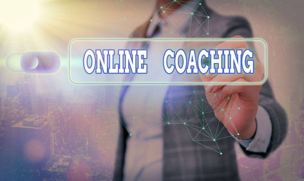 Escribir nota mostrando Coaching Online. Exhibición de fotos de negocios Aprender de Internet y en línea con la ayuda de un entrenador
. - Foto, Imagen