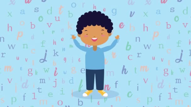 アルファベットの文字を持つ小さな男の子 - 映像、動画