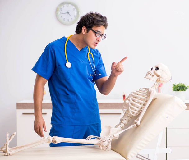 Αστείος γιατρός με σκελετό στο νοσοκομείο - Φωτογραφία, εικόνα