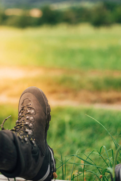 cestovatel ležící v trávě s turistickými botami. - Fotografie, Obrázek