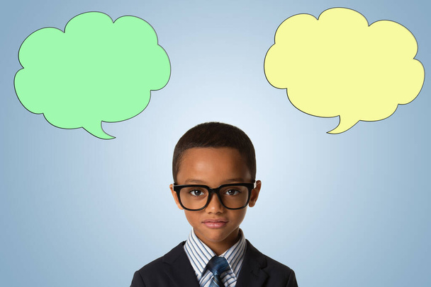 дитинство і люди концептуально-маленький афроамериканський хлопчик з окулярами в діловому костюмі на синьому фоні з порожніми бульбашками думок
 - Фото, зображення