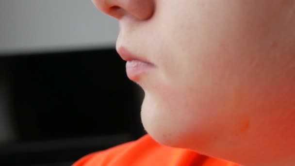 10代の男の子がソースでフライドポテトを食べる。顔と口を閉じて表示します。不健康なファーストフード - 映像、動画