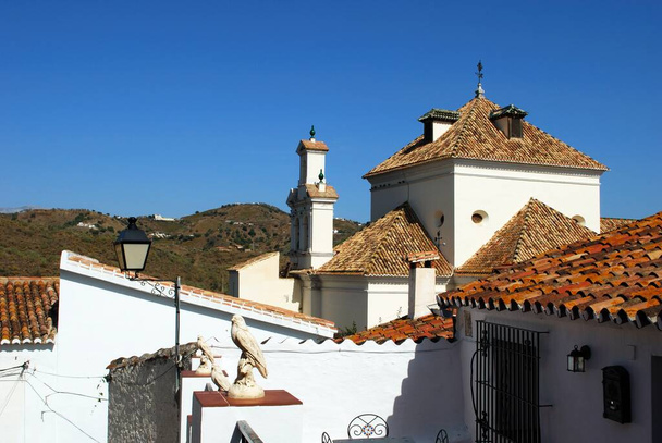 Townhouses with the church (Iglesia de San Jacinto) to the rear in a white village (pueblo blanco), whitewashed village (pueblo blanco), Macharaviaya, Costa del Sol, Málaga Province, Andalucia, Spain
. - Foto, Imagem