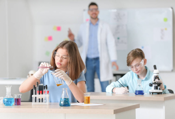 Pupils at chemistry lesson in classroom - Zdjęcie, obraz