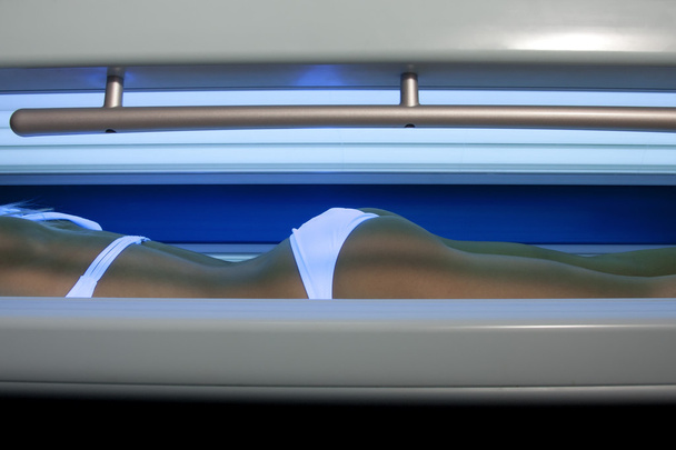 femme bronzer dans le solarium
 - Photo, image