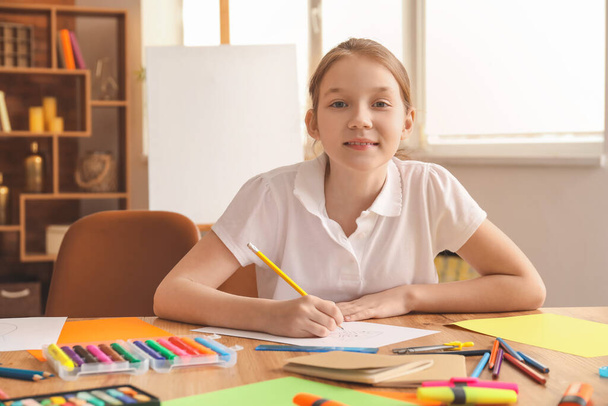 Симпатичная девочка рисует в школе
 - Фото, изображение
