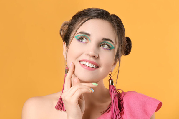 Mujer joven con hermosa manicura sobre fondo de color - Foto, Imagen