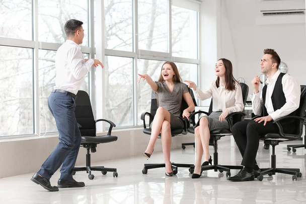 Team van zakenmensen spelen charades in het kantoor - Foto, afbeelding
