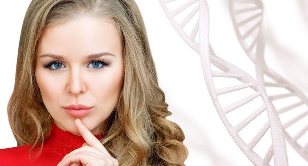Portrait de femme sensuelle parmi les chaînes d'ADN blanc. - Photo, image
