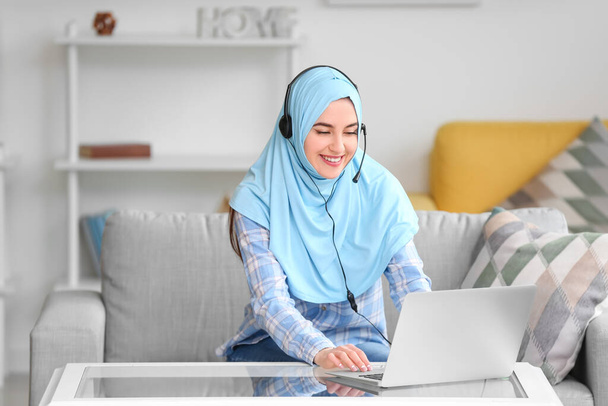 Agente de soporte técnico musulmán trabajando en casa
 - Foto, Imagen