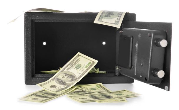 Caja fuerte moderna con billetes de dólar sobre fondo blanco
 - Foto, Imagen