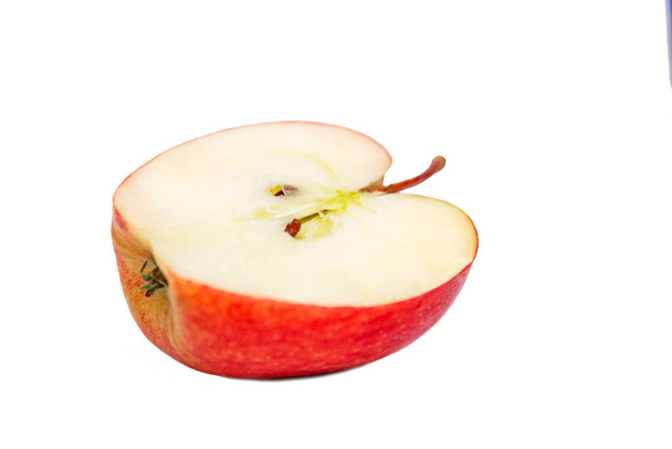 Половина сочного красного яблока. Изолированный на белом фоне. Крупный план. Здоровое питание и вегетарианство
. - Фото, изображение