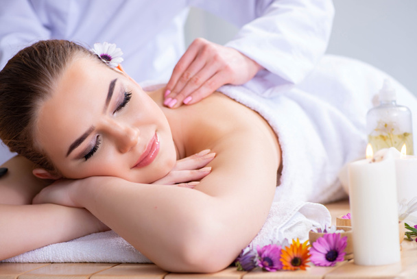 Mujer durante la sesión de masaje en spa - Foto, imagen