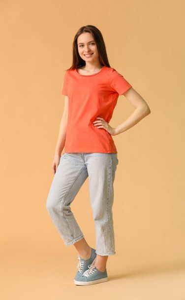 Young woman in stylish t-shirt on color background - Foto, afbeelding