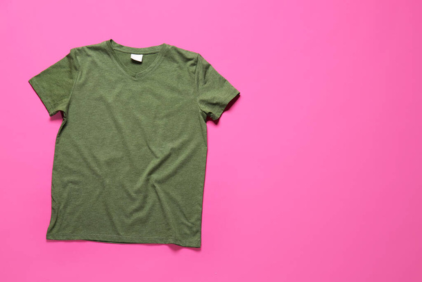 Renkli arkaplanda şık t-shirt - Fotoğraf, Görsel