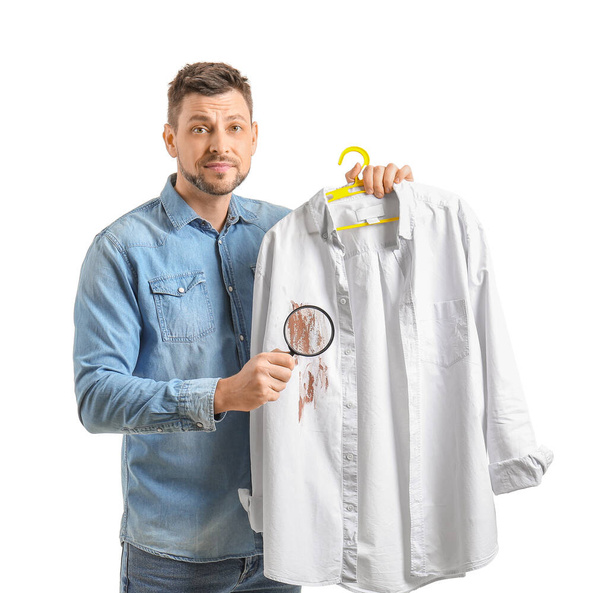 Mann mit schmutziger Kleidung auf weißem Hintergrund - Foto, Bild