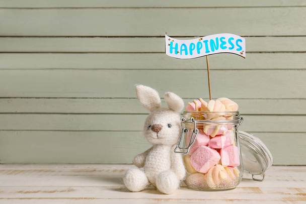 Játéknyuszi, egy üveg édesség, és maradj a szónál, HAPPINESS az asztalon - Fotó, kép