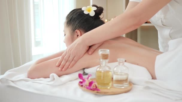 Giovane donna asiatica ottenere massaggio rilassante olio al salone di bellezza spa. Massaggio corpo, Massaggio per la salute. Dolly slider Slow Motion - Filmati, video