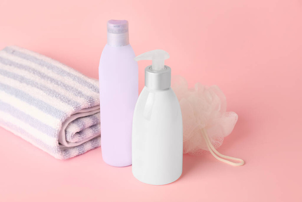 Geles de ducha, toallas y esponja sobre fondo de color
 - Foto, Imagen
