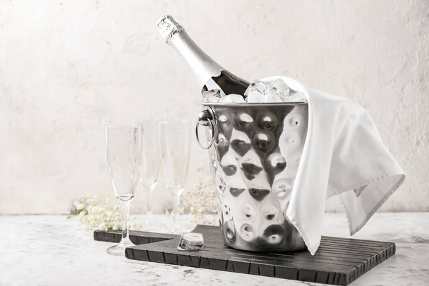 Seau avec glace et champagne sur fond clair
 - Photo, image
