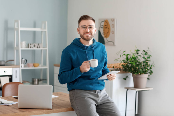 Hombre joven con Tablet PC trabajando en casa
 - Foto, Imagen
