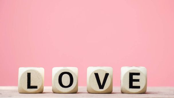 Láska na dřevěné kostky pro Valentýna koncept. - Fotografie, Obrázek