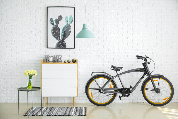 Modern szoba belseje szállóval és kerékpárral - Fotó, kép