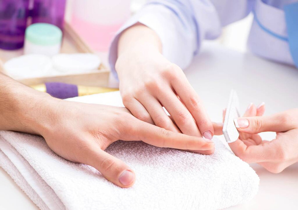 Mani durante la sessione di cura della manicure
 - Foto, immagini