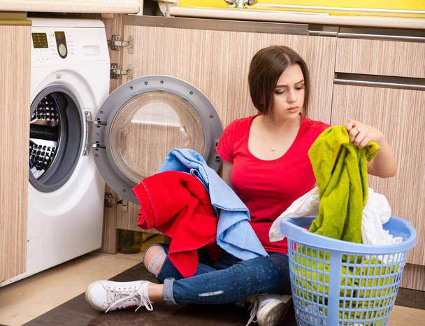 Femme faisant la lessive à la maison - Photo, image