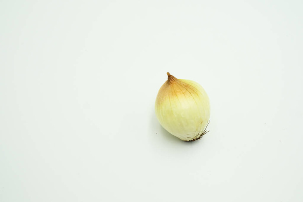 Cebolla grande o Allium cepa var. cepa, disparos sobre fondo blanco aislado
. - Foto, Imagen
