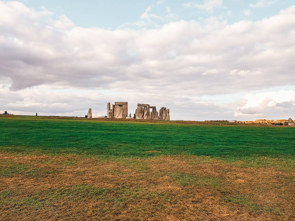 Stonehenge muinainen esihistoriallinen kivi muistomerkki lähellä Salisbury dramaattinen taivas, Wiltshire, UK. Englannissa - Valokuva, kuva