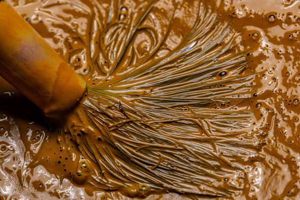 Detail uměleckého štětce hnědá barva na paletě, makro foto - Fotografie, Obrázek