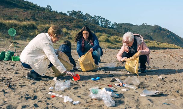 Wolontariuszki sprzątające plażę - Zdjęcie, obraz