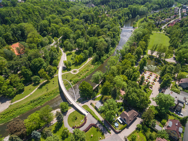 Luftaufnahme einer Bauernbrücke über den Fluss Olse zwischen Cieszin und dem tschechischen Tesin. Grenze zwischen der Tschechischen Republik und Polen, Park Sportowy - Foto, Bild