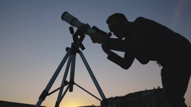 Ερασιτέχνης αστρονόμος κοιτάζει τ 'αστέρια με τηλεσκόπιο. Αστρονομία και αστρολογία. - Πλάνα, βίντεο