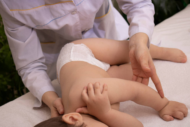massaggio neonato su collo e colonna vertebrale - Foto, immagini