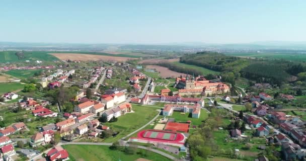 Vista aérea de Velehrad pueblo, donde es un hermoso antiguo monasterio edificios con basílica de San Cirilo y Metodio
. - Metraje, vídeo