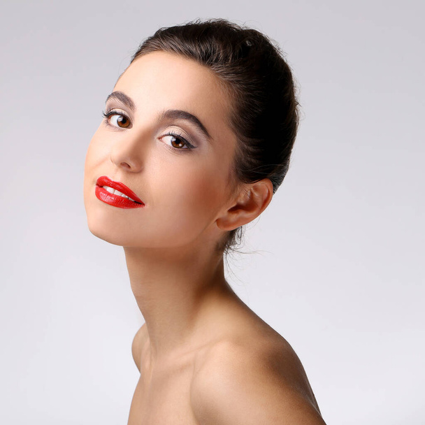 Prachtige vrouw met rode lippenstift - Foto, afbeelding