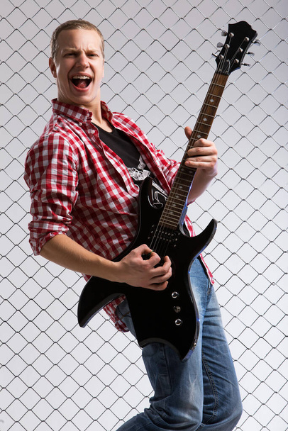 Joven músico loco con guitarra eléctrica - Foto, imagen