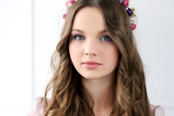 Милая молодая девушка с цветами на голове
 - Фото, изображение