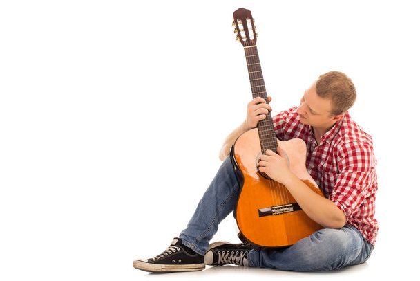 Fiatal zenész fából készült gitárral - Fotó, kép