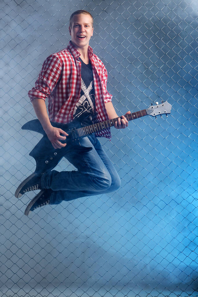 Joven músico con guitarra eléctrica - Foto, imagen
