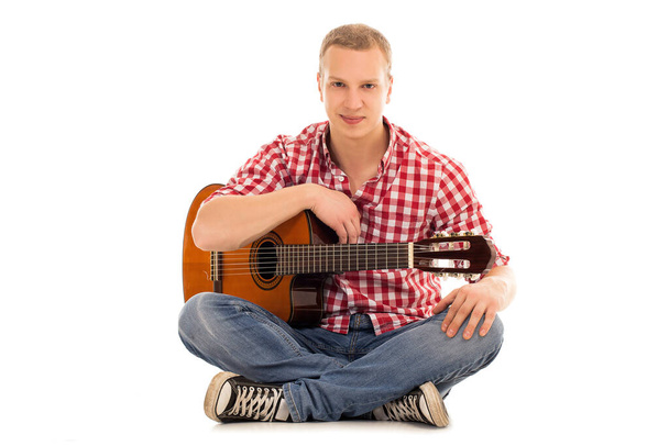 Jovem músico com guitarra de madeira - Foto, Imagem