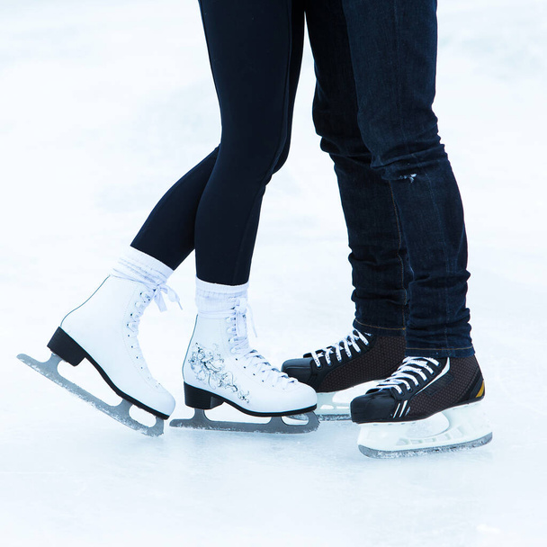 スケートだ。アイスリンクのカップル - 写真・画像