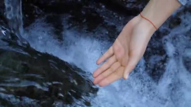 Woman puts her hand under water - Кадры, видео