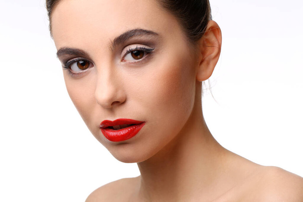 Prachtige vrouw met rode lippenstift - Foto, afbeelding